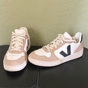Veja V-10 sneakers size US 7 / Eur 38